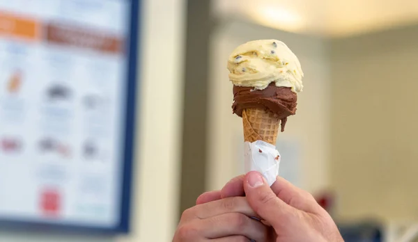 Comprare un gelato in un negozio, consegnare il cono — Foto Stock