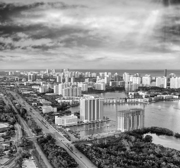 Naplemente a légi felvétel a helikopter Miami városára. Épületek, — Stock Fotó