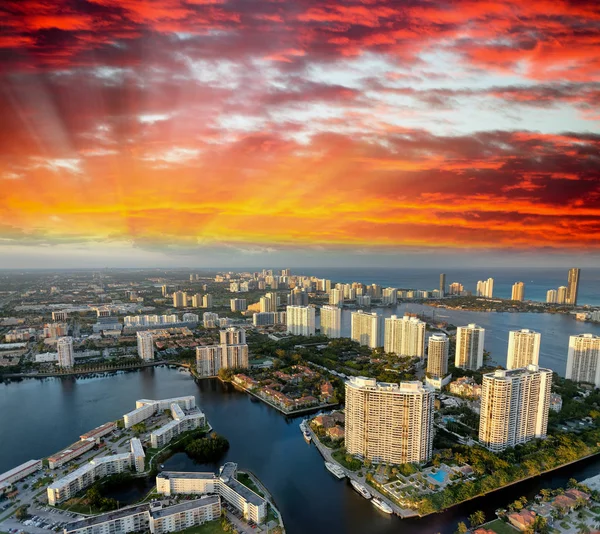 Flygfoto över Miami Beach vid solnedgången från helikopter. Staden skyli — Stockfoto