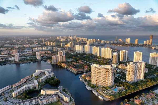 Letecký pohled na Miami Beach při západu slunce z vrtulníku. Město skyli — Stock fotografie