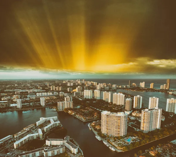 Luchtfoto van Miami Beach bij zonsondergang vanuit helikopter. Stad skyli — Stockfoto
