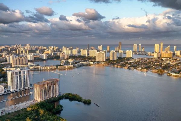 Vista aérea do pôr do sol de Miami skyline de helicóptero. Edifícios , — Fotografia de Stock