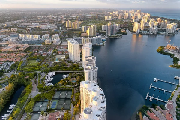 Helikopter Miami manzarası günbatımı hava görünümünü. Binalar, — Stok fotoğraf