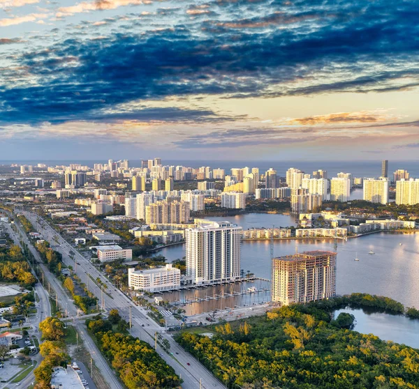 Vista aérea al atardecer del horizonte de Miami desde el helicóptero. Edificios , — Foto de Stock