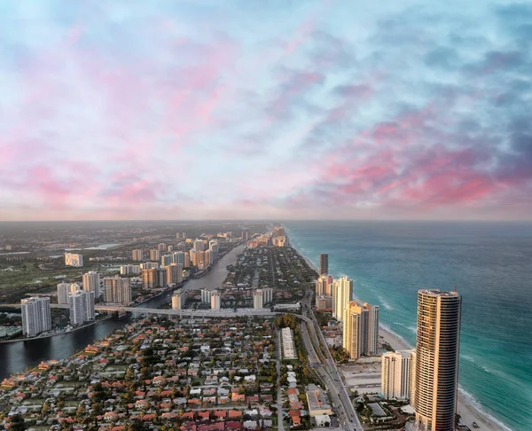 Vue aérienne de Miami Beach au coucher du soleil depuis l'hélicoptère. Ville de Skyli — Photo