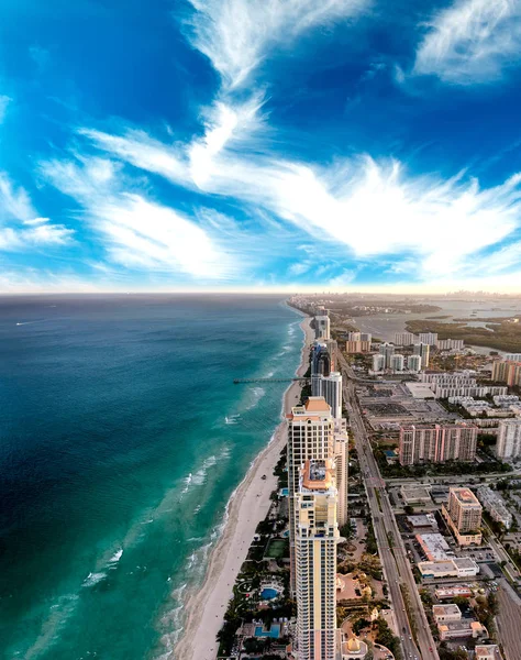 O horizonte de Miami Beach ao pôr-do-sol. Vista aérea maravilhosa do sk — Fotografia de Stock