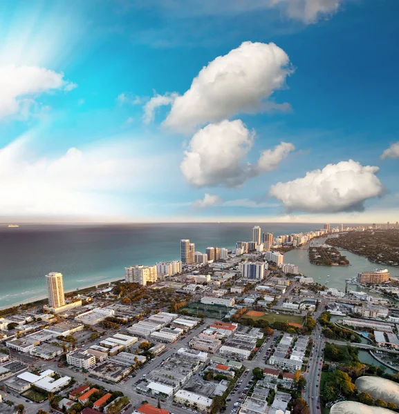 Vista aérea de Miami Beach al atardecer desde helicóptero. Ciudad skyli — Foto de Stock