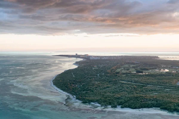 Miami, Florida anahtar Biscayne Adası. SU'da şaşırtıcı havadan görünümü — Stok fotoğraf