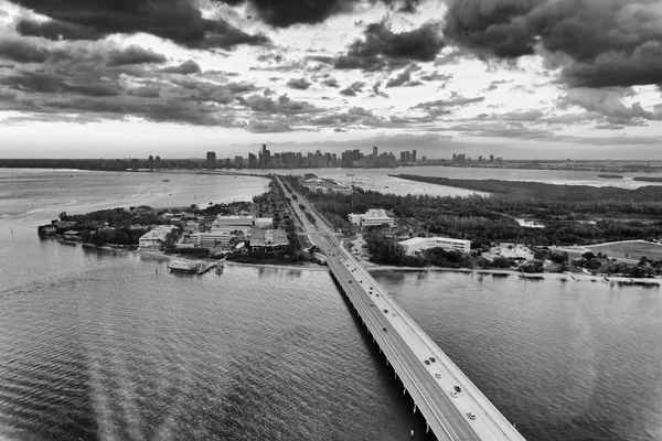 Virginia Key, Rickenbacker Causeway and Downtown Miami skyline. — Stock Photo, Image