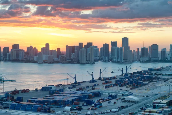 Puerto de Miami y skyline del centro. Vista aérea al atardecer desde heli — Foto de Stock