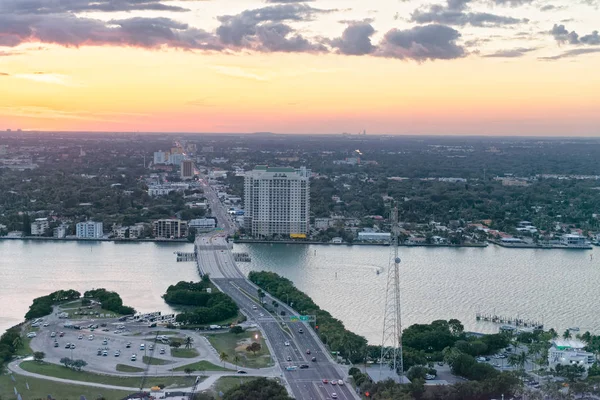 Miami banlieue vue aérienne sur un coucher de soleil nuageux. Bâtiments, eau — Photo