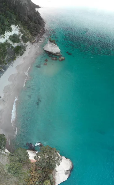 Cathedral Cove kustlinje vid solnedgången. Fantastisk overhead Flygfoto — Stockfoto