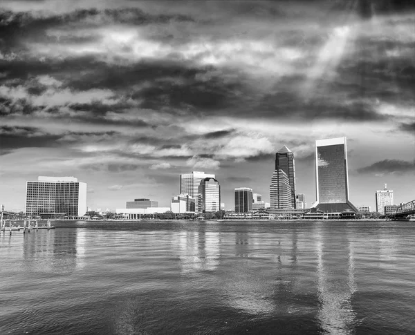 Centrum Jacksonville i St Johns rzeki od Southbank Riverwal — Zdjęcie stockowe