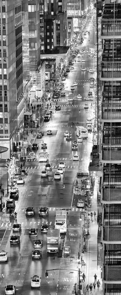 Aerial view of New York Avenue at night with traffic and tourist — Stock Photo, Image