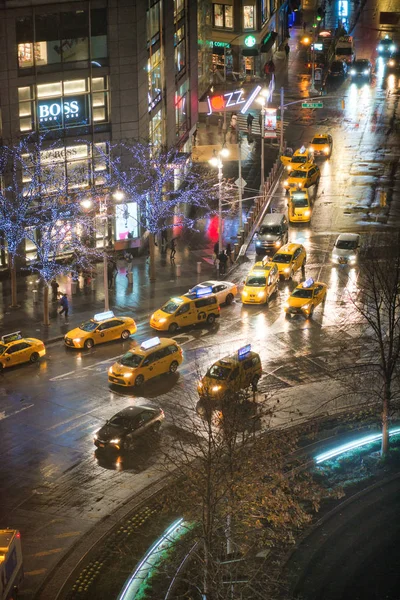 New York City - December 2018: Natt trafik i Columbus Circle — Stockfoto
