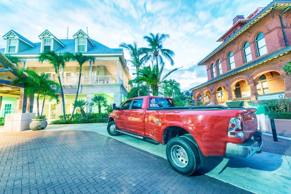 KEY WEST, FL - FEBRUARY 20, 2016: Tourists enjoy city life at ni — Stock Photo, Image