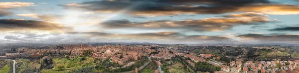 Erstaunliche panorama-luftaufnahme von siena mittelalterliche skyline bei sonnenuntergang — Stockfoto