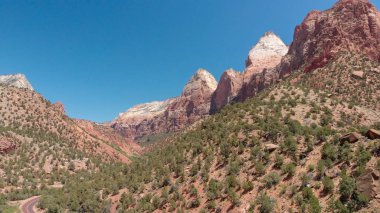 Zion National Park Yaz sezonu. Mavi karşı kırmızı dağlar 