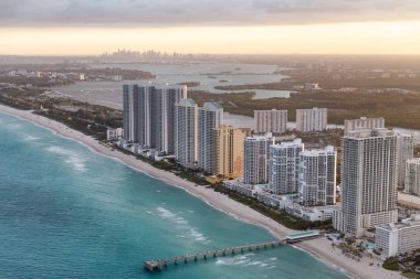 Miami Beach kıyı şeridi alacakaranlıkta. Helicopt muhteşem gün batımı görünümü