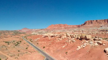 Capitol resif dağlar mavi gökyüzü, Utah NAT havadan görünümü