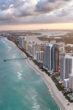 Miami Beach gökdelenler. Günbatımında ile çarpıcı havadan görünümü 