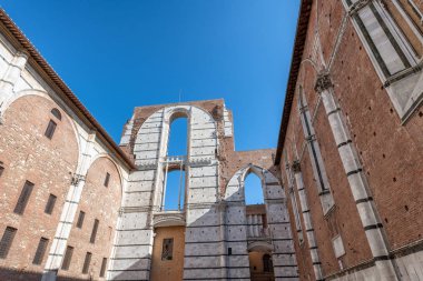 Siena, Toskana Katedrali. Facciatone dış görünümü