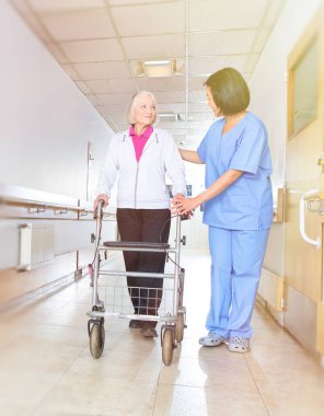 Asyalı doktor kadın walker Hastanesi, açık üzerinden gelen güneş ışığı ile yardım.