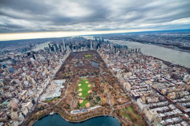 Sağa sola hava görünümü Central Park ve Midtown Manhattan'ın geniş açı