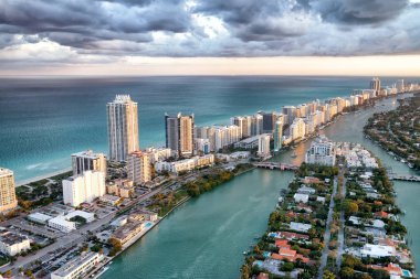 Miami Beach gökdelenler. Günbatımında ile çarpıcı havadan görünümü 