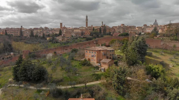 Csodálatos a légi felvétel a Siena középkori városkép, toszkán — Stock Fotó