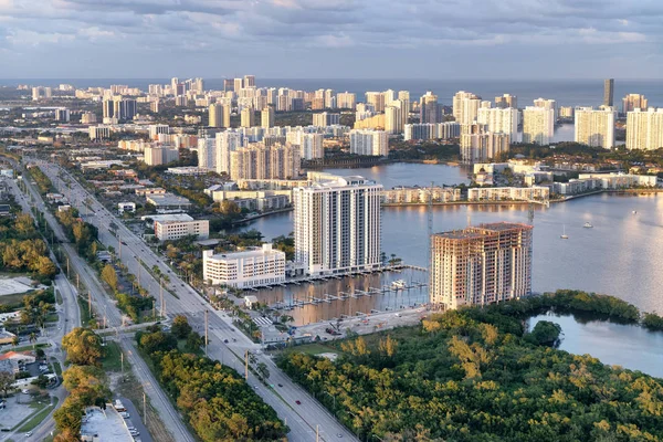 Zonsondergang luchtfoto van Miami skyline van de helikopter. Gebouwen, — Stockfoto