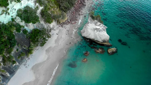 Cathedral Cove costa al atardecer. Increíble vista aérea desde dro — Foto de Stock