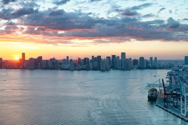 Miami Port en de binnenstad van skyline. Luchtfoto bij zonsondergang van heli — Stockfoto