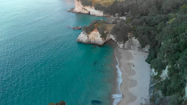 Cathedral Cove costa al atardecer. Increíble vista aérea aérea — Foto de Stock