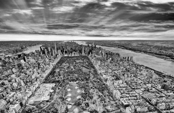 Szeroki kąt lotu ptaka Midtown Manhattan i Central Park fro — Zdjęcie stockowe