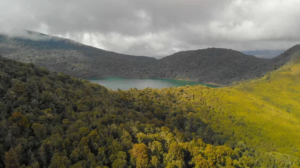 とんがりボウシで周囲の森と湖のパノラマ空撮 — ストック写真