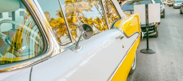 Ocean Drive in Miami Beach. Vintage cars along the street — Stock Photo, Image