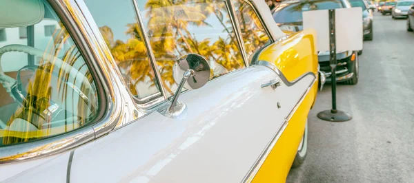 Ocean Drive in miami beach. Oldtimer auf der Straße — Stockfoto