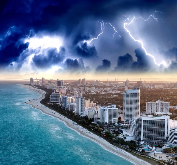 Fantastiska skyline i Miami Beach. Flygfoto över staden byggnader fr — Stockfoto