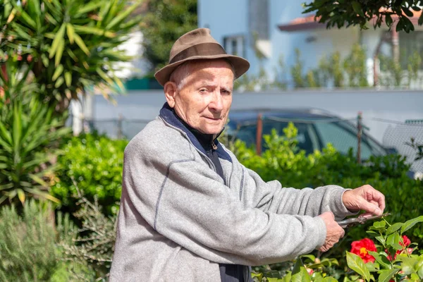 Mutlu Olgun Emekli Adam Bahçesini Şapkasıyla Temizliyor — Stok fotoğraf