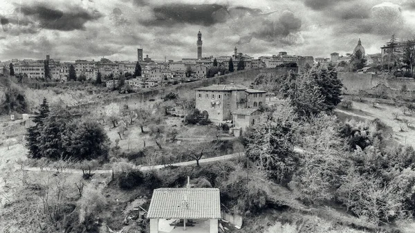 Siena, Toscana. Lindos skyline cidade aérea de circundante h — Fotografia de Stock