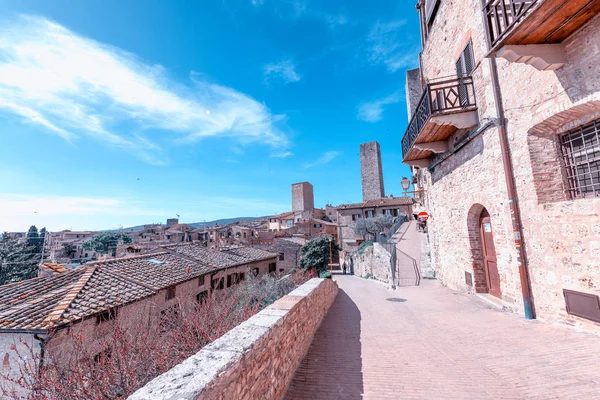 SAN GIMIGNANO, ITÁLIA - Março 16, 2019: Turistas visitam o m principal — Fotografia de Stock