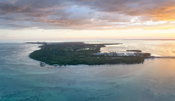 Miami, Florida anahtar Biscayne Adası. SU'da şaşırtıcı havadan görünümü — Stok fotoğraf