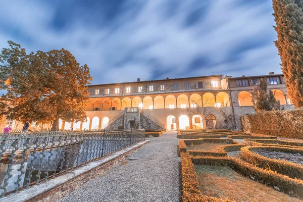 Vue nocturne de l'ancienne chartreuse médiévale avec jardins — Photo