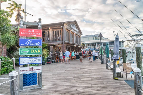 KEY WEST, FL - 20 FÉVRIER 2016 : Les touristes marchent le long du port de la ville — Photo