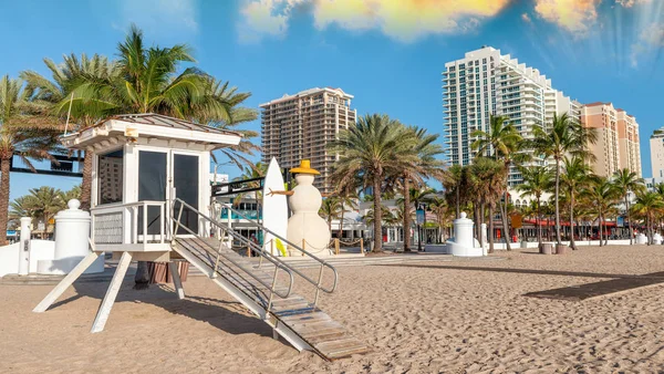 Fort Lauderdale Beach i wieżowce na dzień słoneczny zimowy — Zdjęcie stockowe