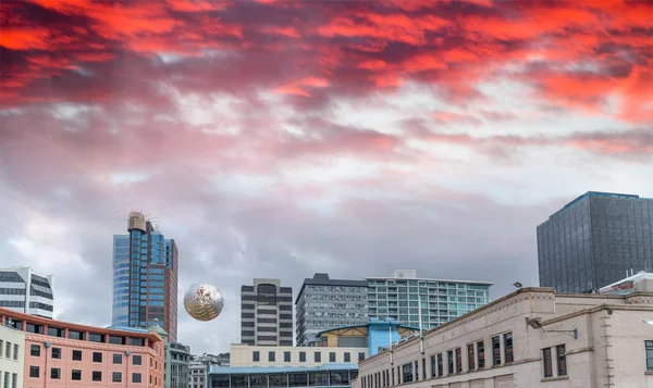 Te Ngakau Civic Square in Wellington Harbour in de schemering, nieuwe Zealan — Stockfoto