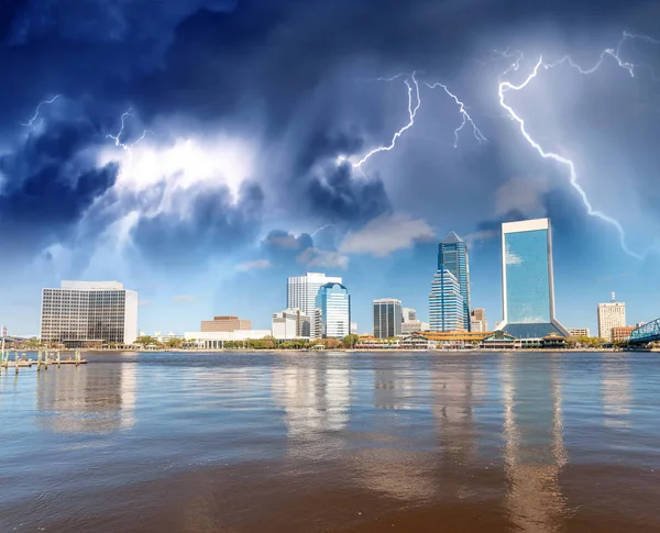 Downtown Jacksonville and St Johns River from Southbank Riverwal — Stock Photo, Image