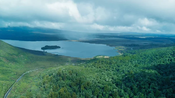 Vue aérienne du magnifique parc national des Tongariro avec des lacs et — Photo