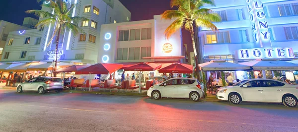 Miami beach - 25. februar 2016: autos und gebäude mit brig — Stockfoto